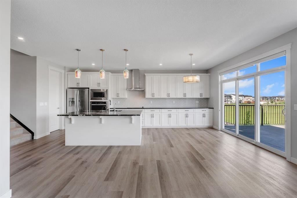 40 Evansfield Manor Nw, Calgary, AB - Indoor Photo Showing Kitchen With Upgraded Kitchen