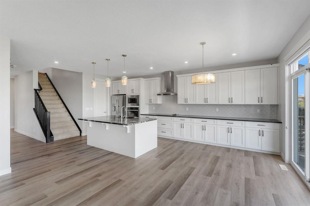 40 Evansfield Manor Nw, Calgary, AB - Indoor Photo Showing Kitchen With Upgraded Kitchen