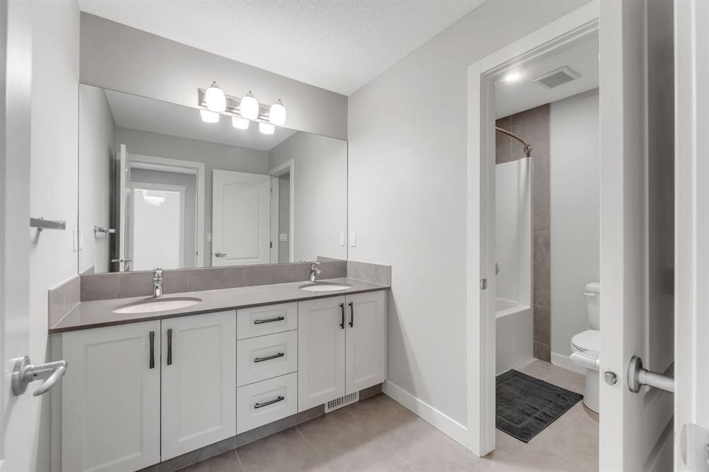 40 Evansfield Manor Nw, Calgary, AB - Indoor Photo Showing Bathroom