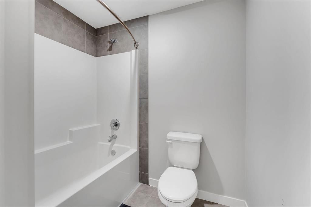 40 Evansfield Manor Nw, Calgary, AB - Indoor Photo Showing Bathroom