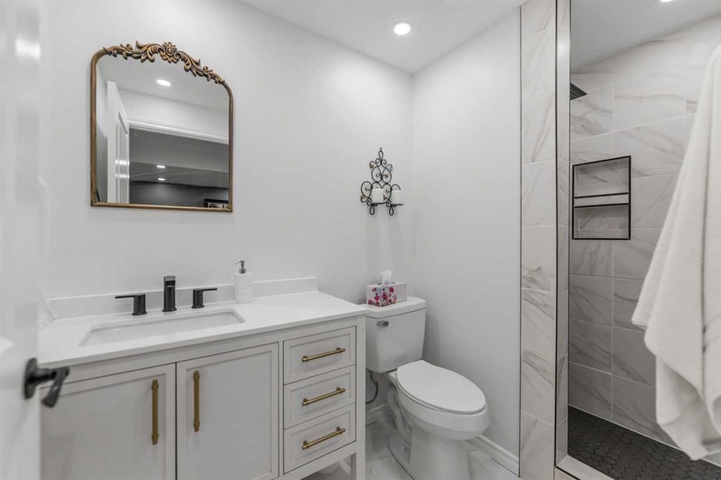 80 Legacy Glen Row Se, Calgary, AB - Indoor Photo Showing Bathroom