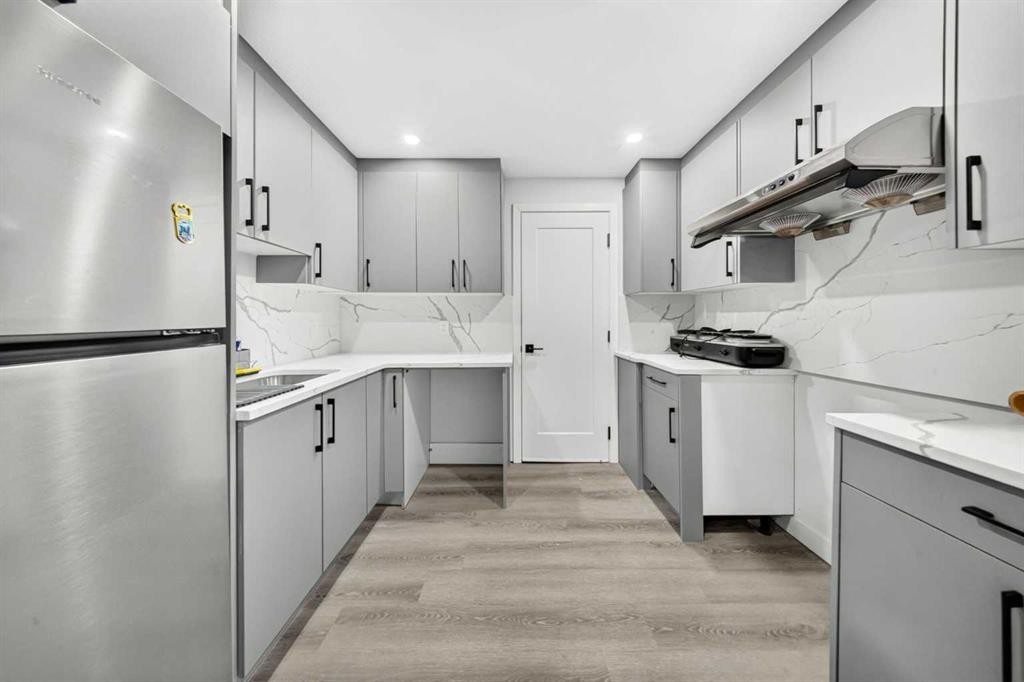 37 Rainbow Falls Boulevard, Chestermere, AB - Indoor Photo Showing Kitchen