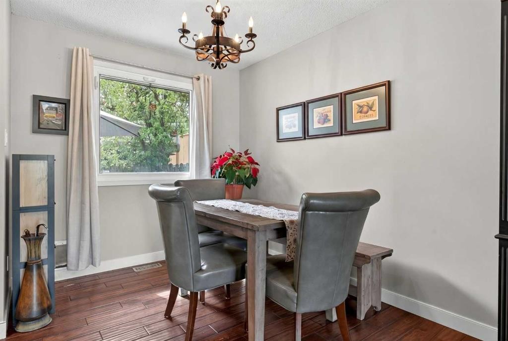 7539 Hunterview Drive Nw, Calgary, AB - Indoor Photo Showing Dining Room