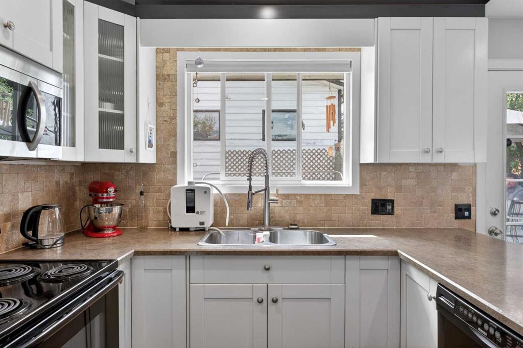 7539 Hunterview Drive Nw, Calgary, AB - Indoor Photo Showing Kitchen With Double Sink
