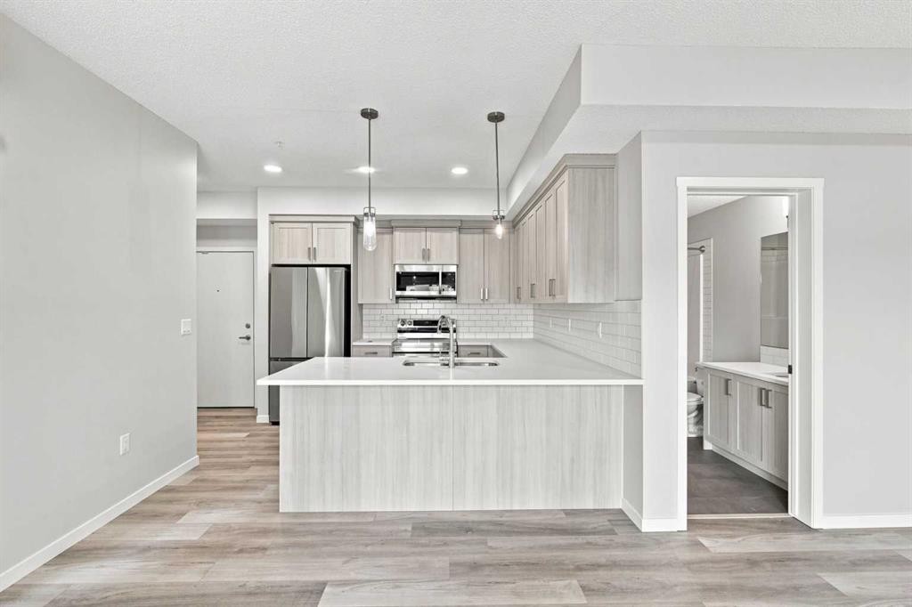 2306-33 Carringham Gate Nw, Calgary, AB - Indoor Photo Showing Kitchen With Stainless Steel Kitchen With Upgraded Kitchen