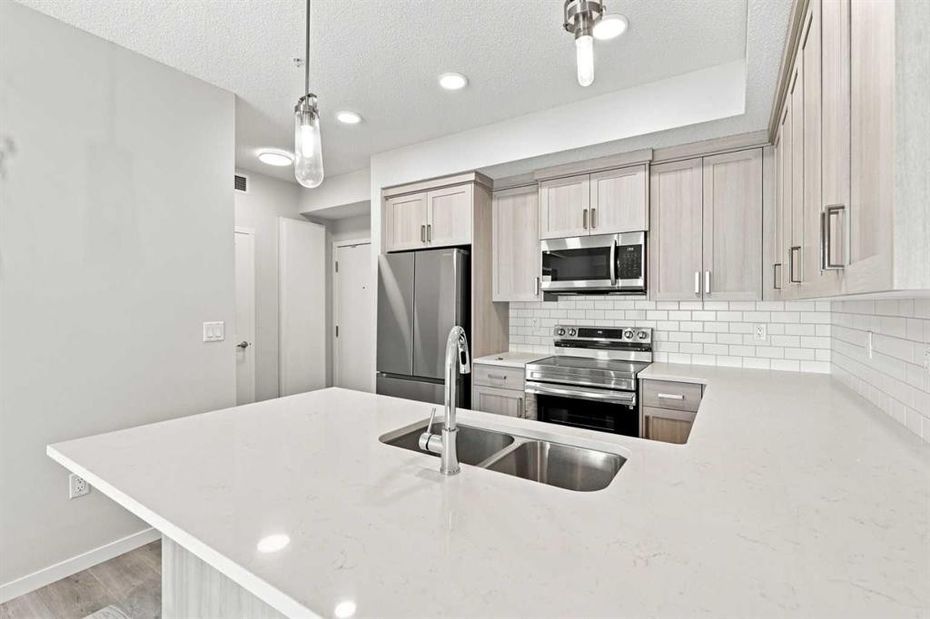2306-33 Carringham Gate Nw, Calgary, AB - Indoor Photo Showing Kitchen With Stainless Steel Kitchen With Double Sink With Upgraded Kitchen