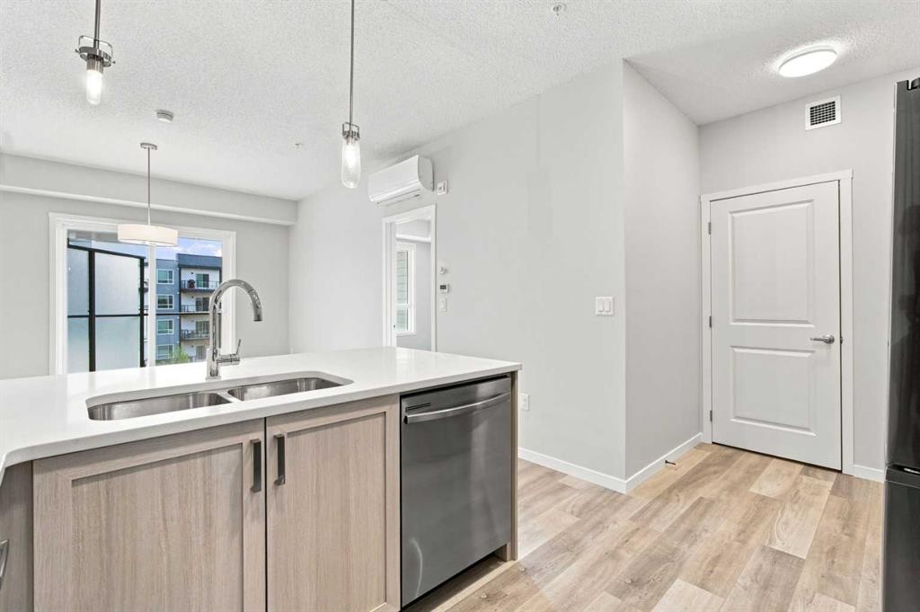 2306-33 Carringham Gate Nw, Calgary, AB - Indoor Photo Showing Kitchen With Double Sink