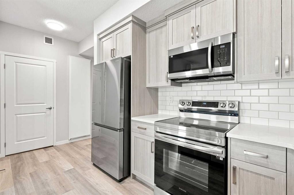 2306-33 Carringham Gate Nw, Calgary, AB - Indoor Photo Showing Kitchen With Stainless Steel Kitchen
