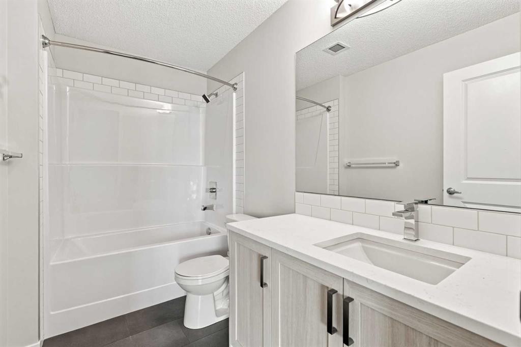 2306-33 Carringham Gate Nw, Calgary, AB - Indoor Photo Showing Bathroom