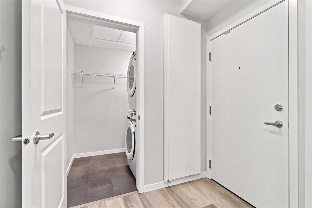 2306-33 Carringham Gate Nw, Calgary, AB - Indoor Photo Showing Laundry Room