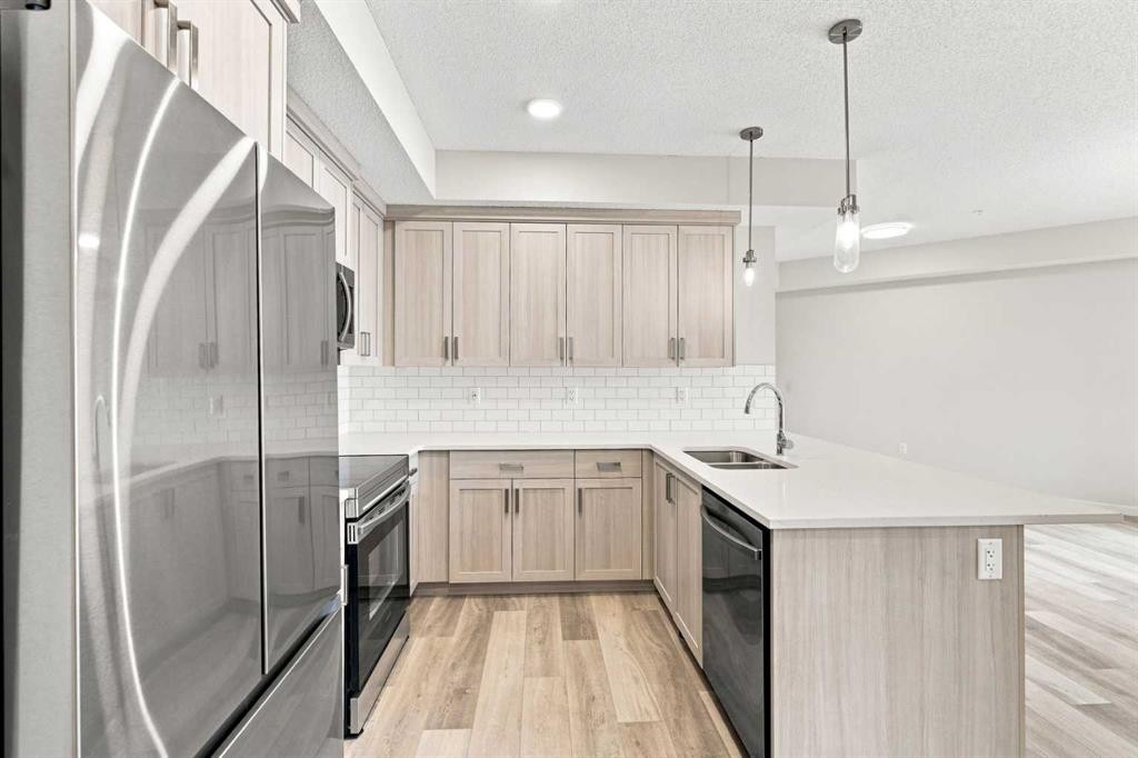 2306-33 Carringham Gate Nw, Calgary, AB - Indoor Photo Showing Kitchen With Double Sink With Upgraded Kitchen