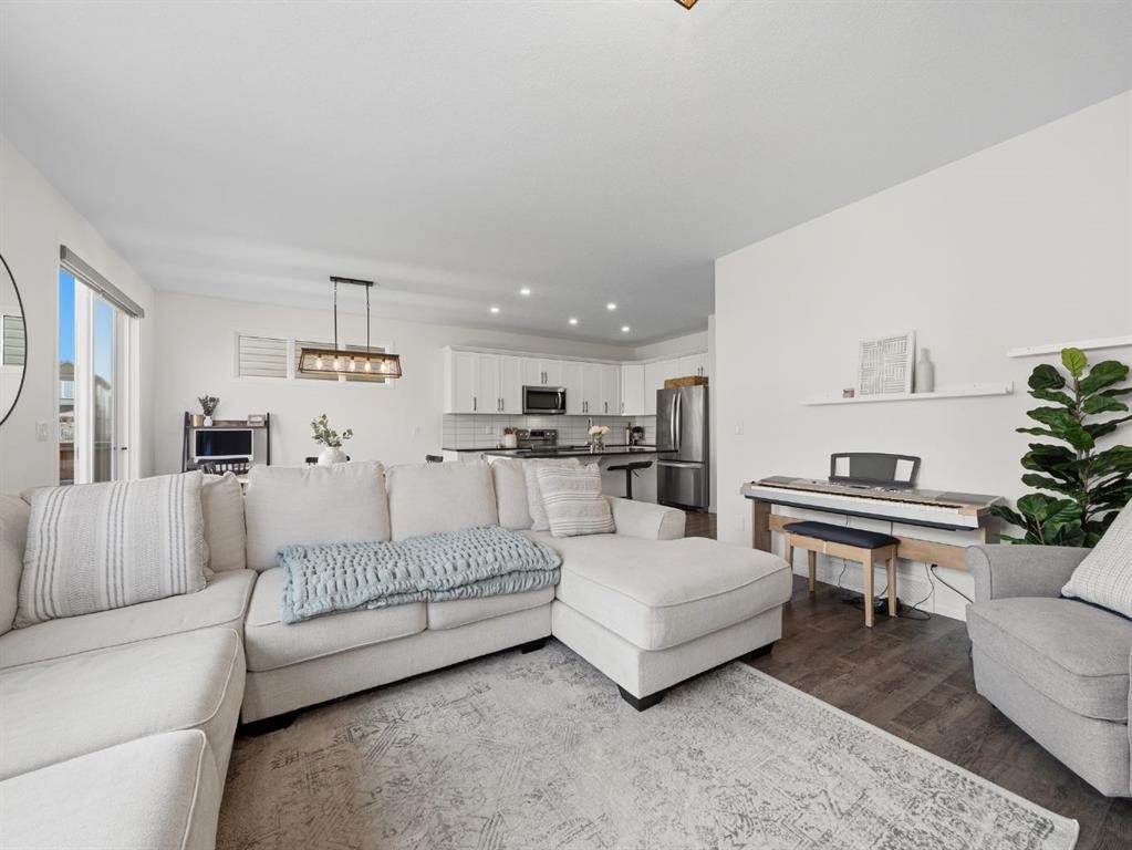 414 Windrow Common Sw, Airdrie, AB - Indoor Photo Showing Living Room