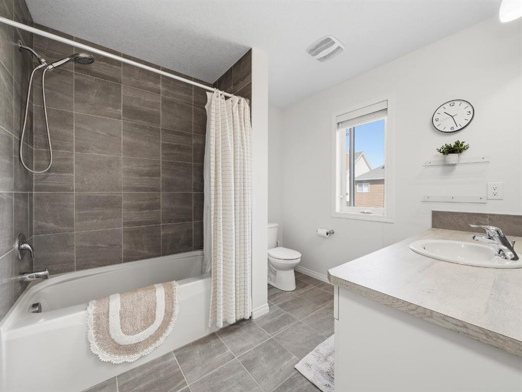 414 Windrow Common Sw, Airdrie, AB - Indoor Photo Showing Bathroom