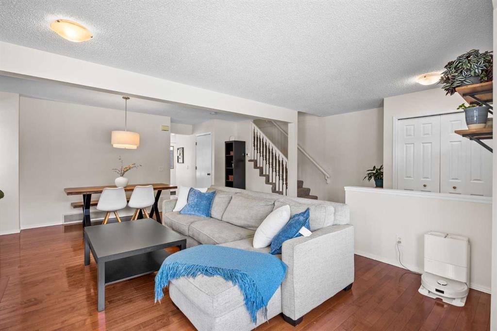 690 Regal Park Ne, Calgary, AB - Indoor Photo Showing Living Room