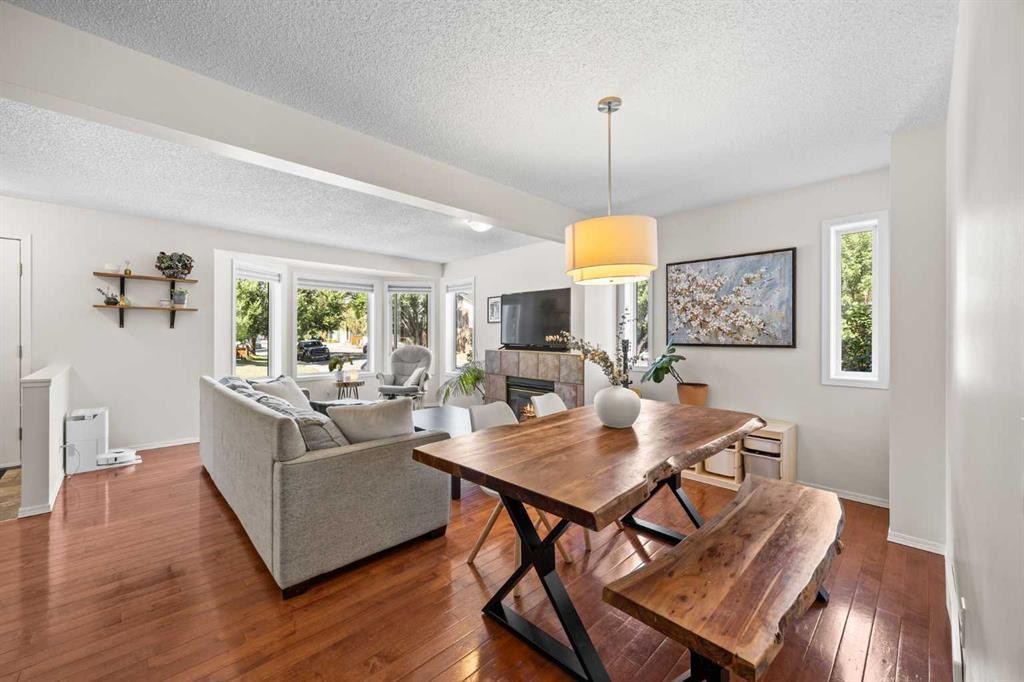 690 Regal Park Ne, Calgary, AB - Indoor Photo Showing Living Room