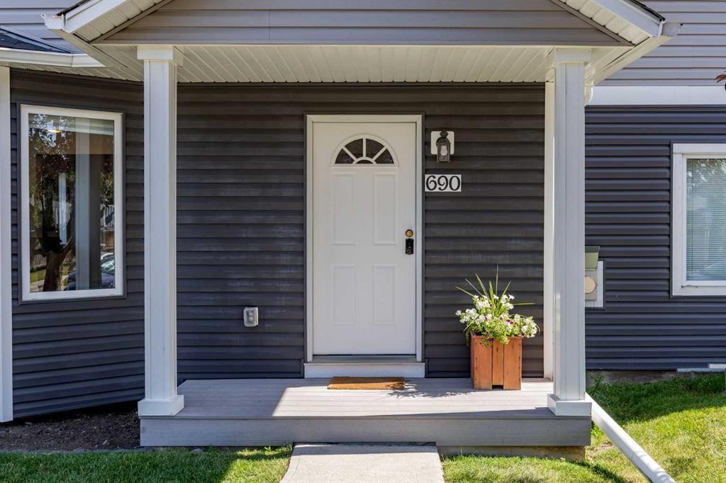 690 Regal Park Ne, Calgary, AB - Outdoor With Exterior