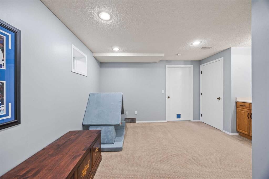 690 Regal Park Ne, Calgary, AB - Indoor