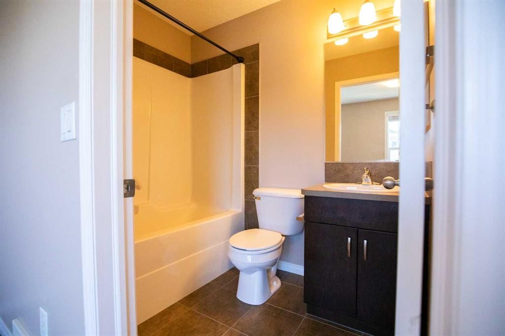 49 Auburn Bay Common Se, Calgary, AB - Indoor Photo Showing Bathroom