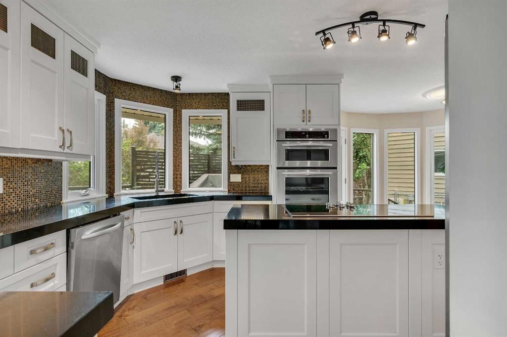 35 Strasbourg Bay Sw, Calgary, AB - Indoor Photo Showing Kitchen With Upgraded Kitchen