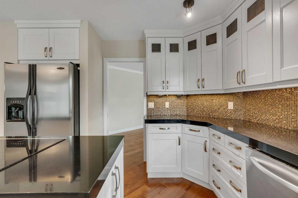 35 Strasbourg Bay Sw, Calgary, AB - Indoor Photo Showing Kitchen With Stainless Steel Kitchen