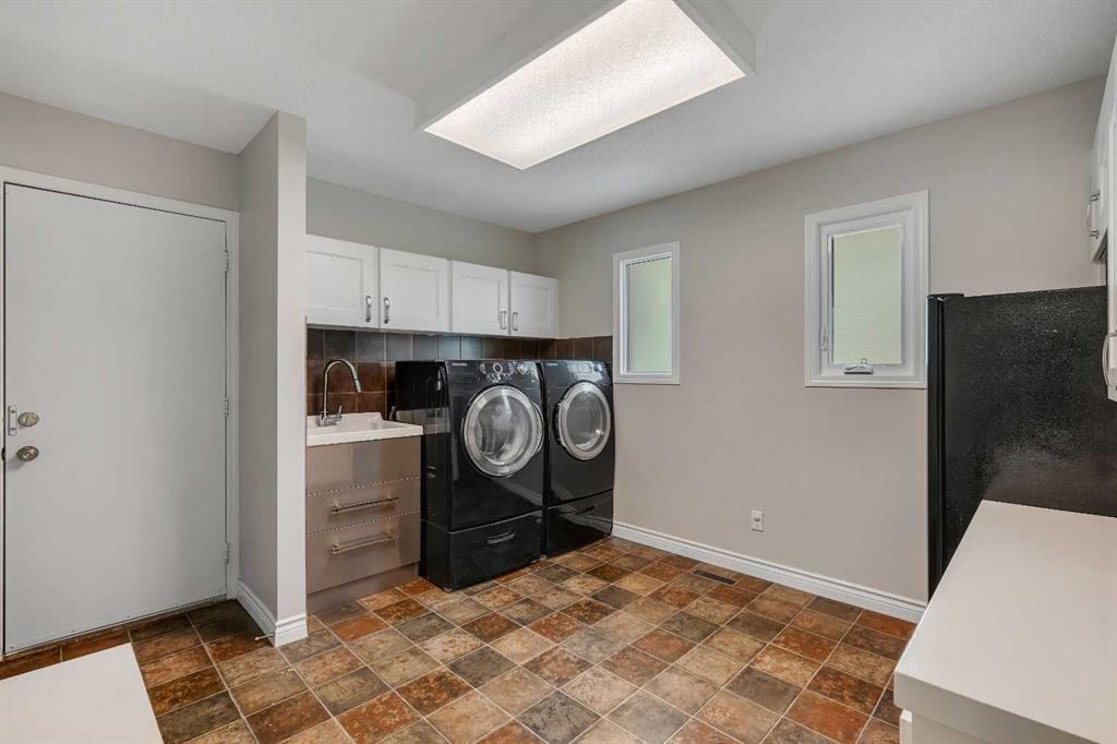 35 Strasbourg Bay Sw, Calgary, AB - Indoor Photo Showing Laundry Room