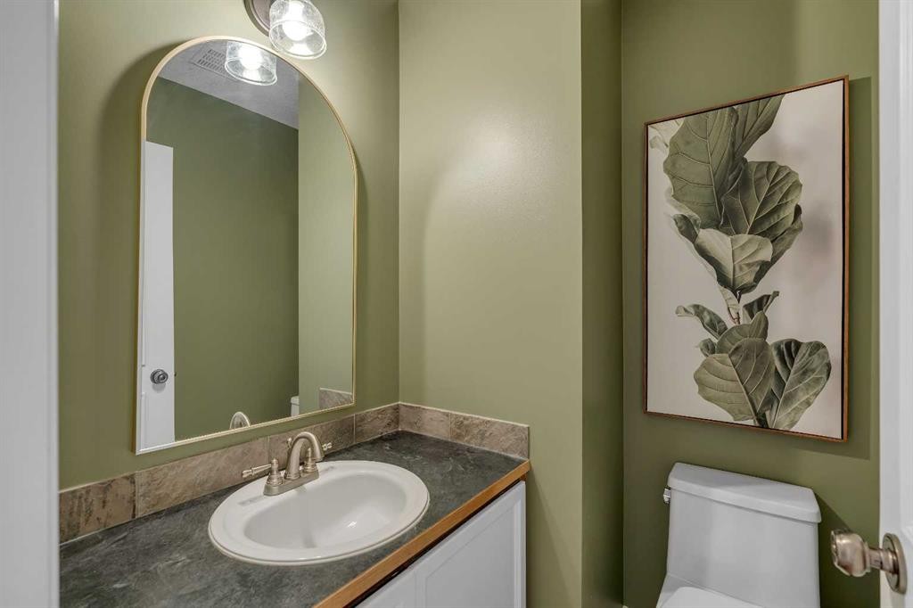 35 Strasbourg Bay Sw, Calgary, AB - Indoor Photo Showing Bathroom