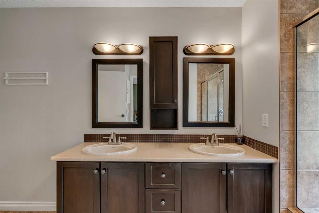 35 Strasbourg Bay Sw, Calgary, AB - Indoor Photo Showing Bathroom
