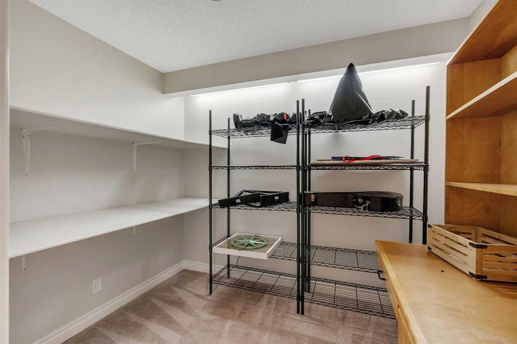 35 Strasbourg Bay Sw, Calgary, AB - Indoor