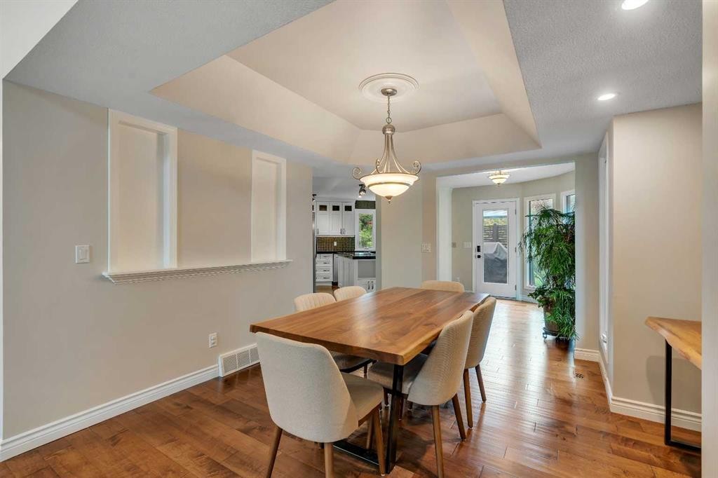 35 Strasbourg Bay Sw, Calgary, AB - Indoor Photo Showing Dining Room