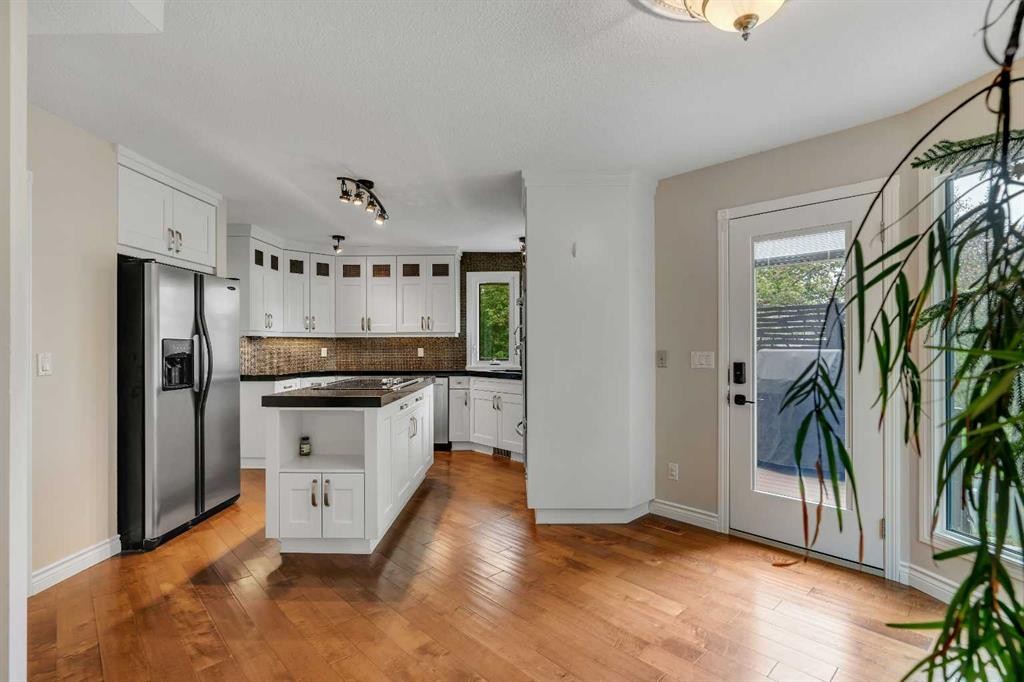 35 Strasbourg Bay Sw, Calgary, AB - Indoor Photo Showing Kitchen