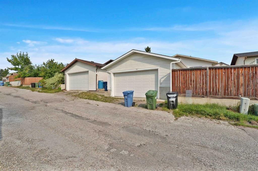 27 Bedridge Way Ne, Calgary, AB - Outdoor