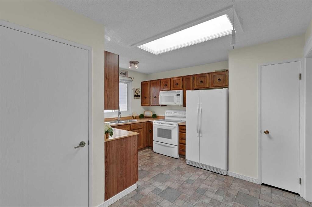 27 Bedridge Way Ne, Calgary, AB - Indoor Photo Showing Kitchen With Double Sink