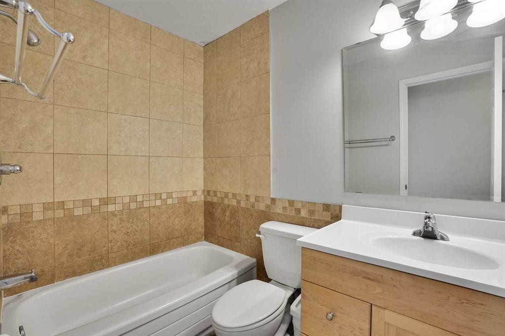 6-6404 4A Street Ne, Calgary, AB - Indoor Photo Showing Bathroom