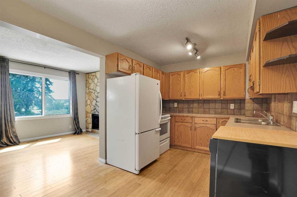 6-6404 4A Street Ne, Calgary, AB - Indoor Photo Showing Kitchen With Double Sink
