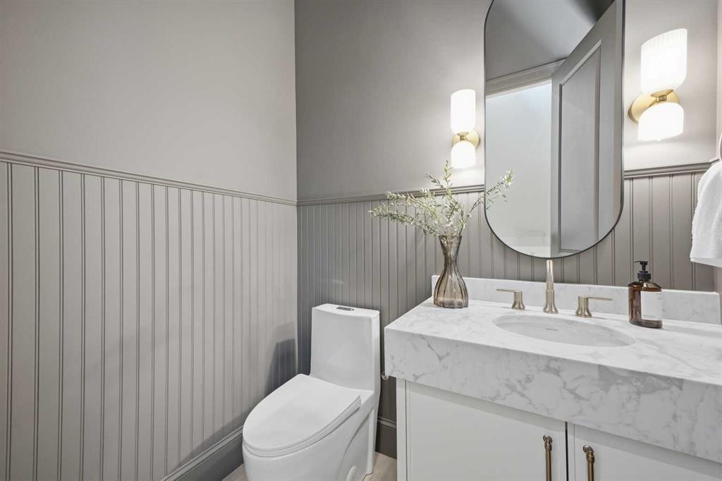 2023 27 Avenue Sw, Calgary, AB - Indoor Photo Showing Bathroom