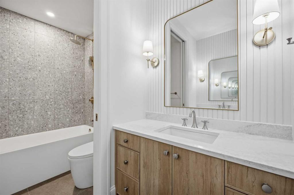 2023 27 Avenue Sw, Calgary, AB - Indoor Photo Showing Bathroom