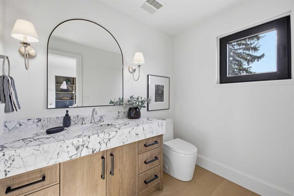 2023 27 Avenue Sw, Calgary, AB - Indoor Photo Showing Bathroom