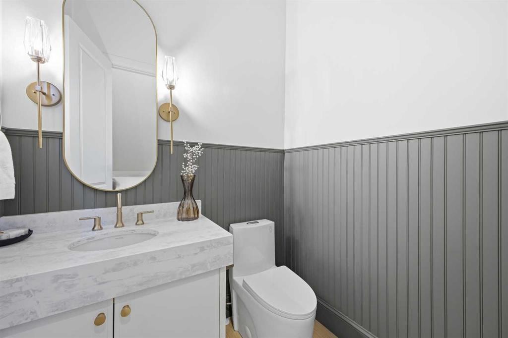 2025 27 Avenue Sw, Calgary, AB - Indoor Photo Showing Bathroom