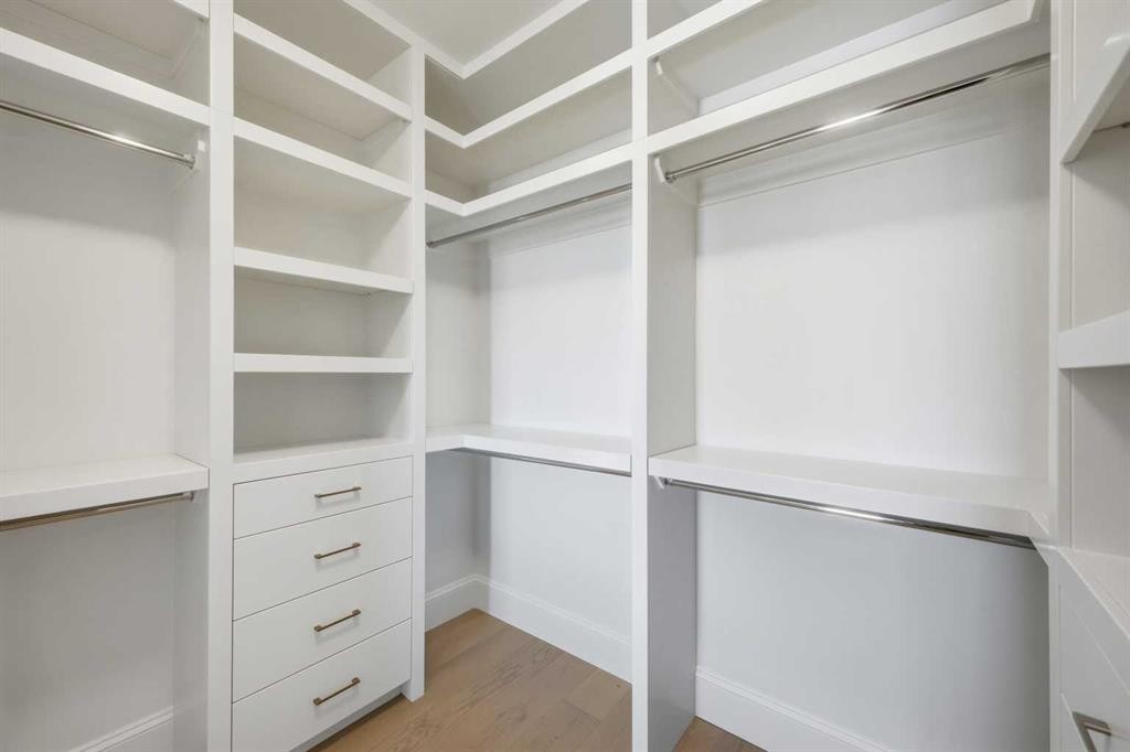2025 27 Avenue Sw, Calgary, AB - Indoor With Storage