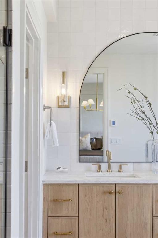 2025 27 Avenue Sw, Calgary, AB - Indoor Photo Showing Bathroom