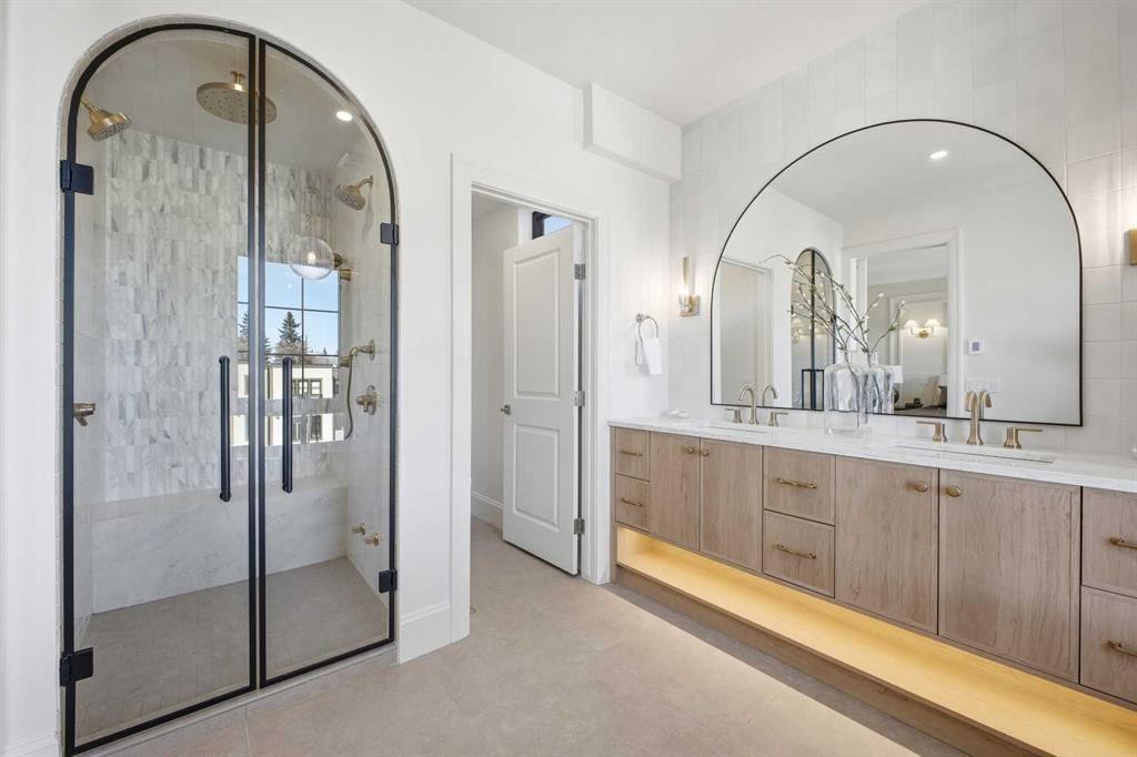 2025 27 Avenue Sw, Calgary, AB - Indoor Photo Showing Bathroom