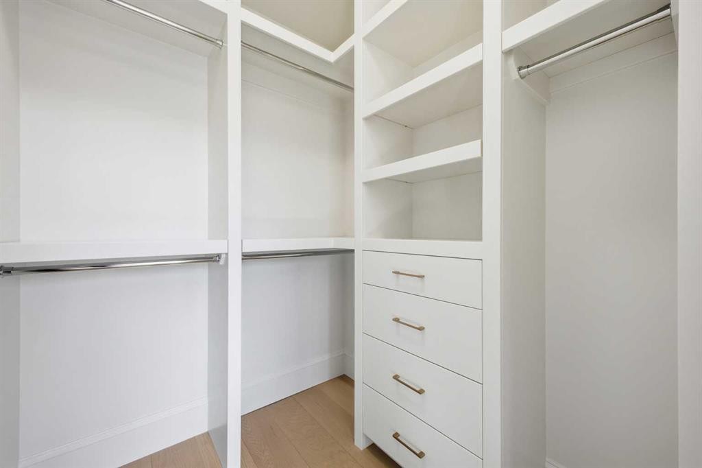 2025 27 Avenue Sw, Calgary, AB - Indoor With Storage
