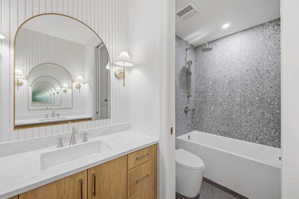 2025 27 Avenue Sw, Calgary, AB - Indoor Photo Showing Bathroom