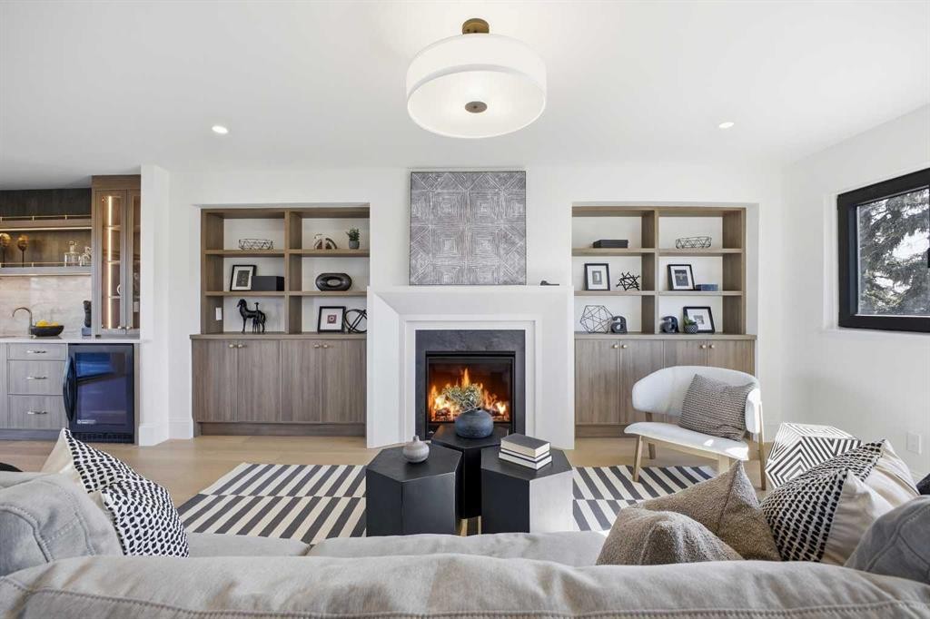 2025 27 Avenue Sw, Calgary, AB - Indoor Photo Showing Living Room With Fireplace