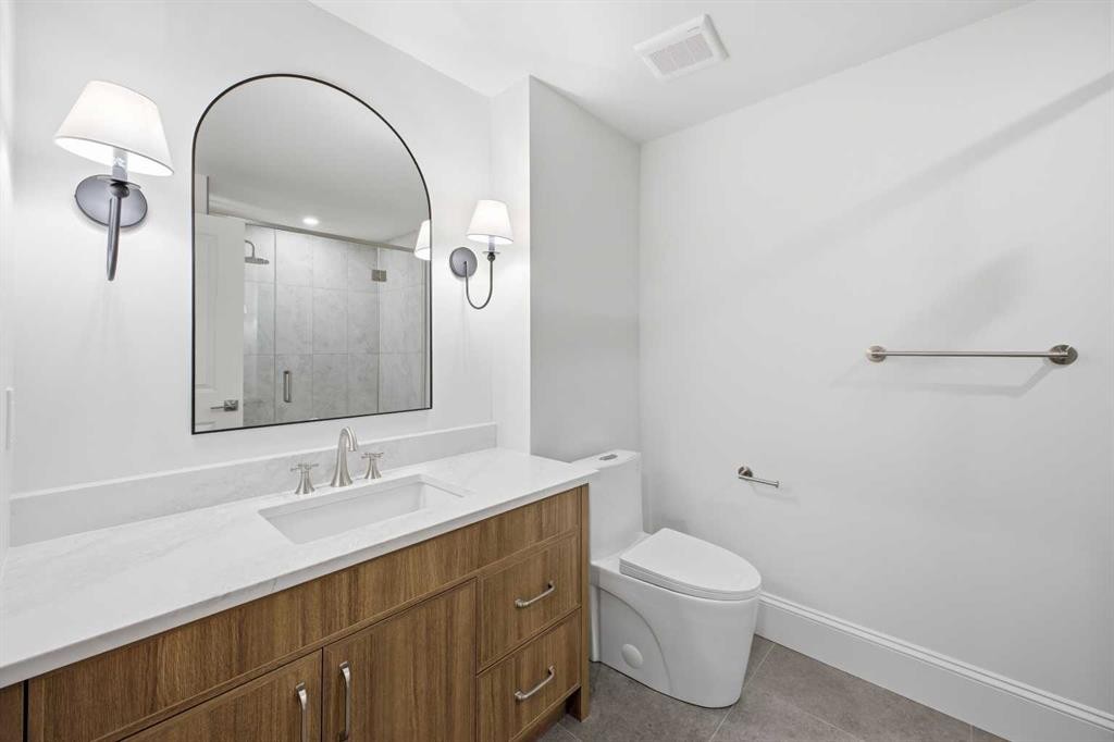 2025 27 Avenue Sw, Calgary, AB - Indoor Photo Showing Bathroom
