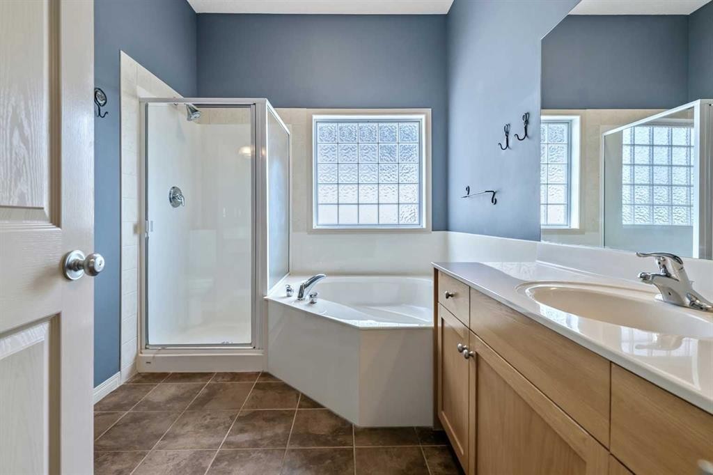 315 Willow Ridge Way, Diamond Valley, AB - Indoor Photo Showing Bathroom