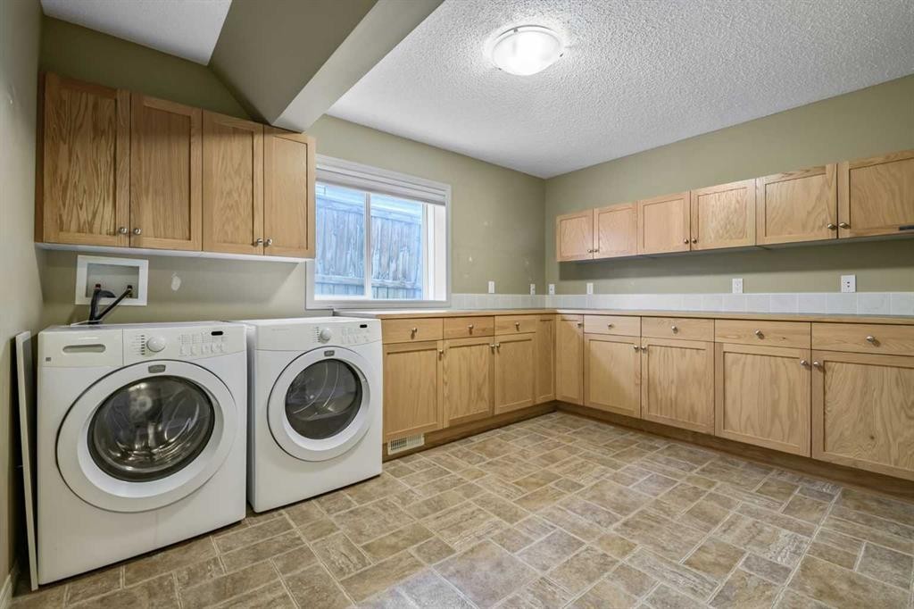 315 Willow Ridge Way, Diamond Valley, AB - Indoor Photo Showing Laundry Room