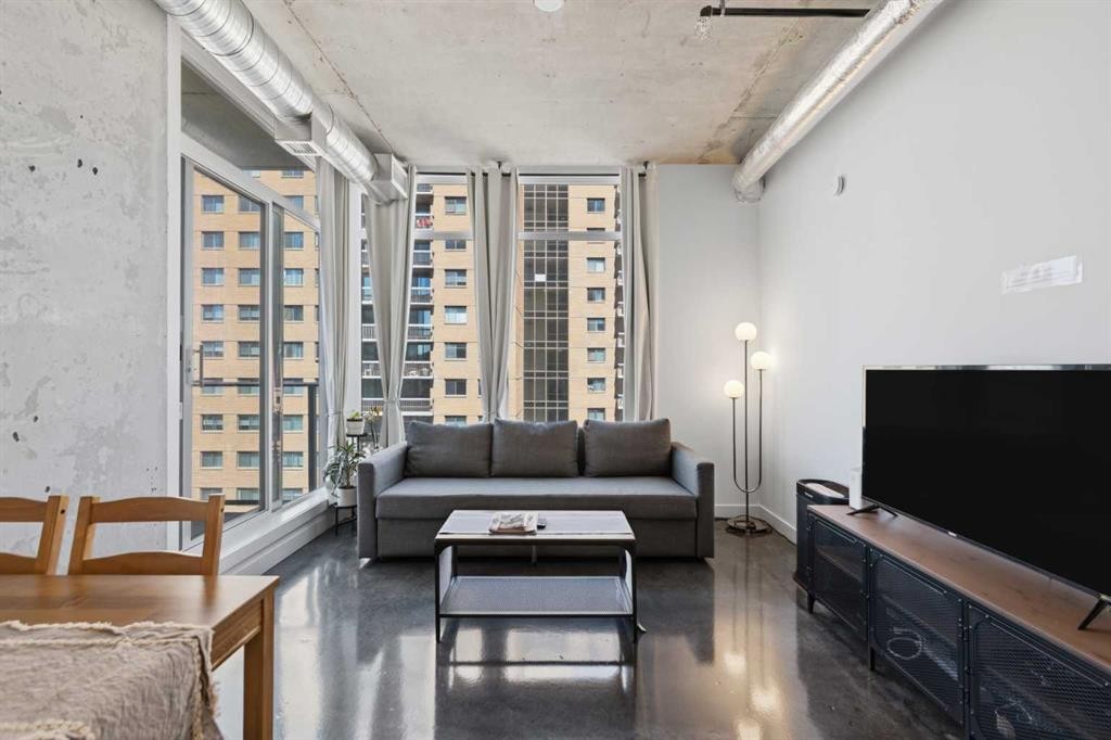 708-1319 14 Avenue, Calgary, AB - Indoor Photo Showing Living Room