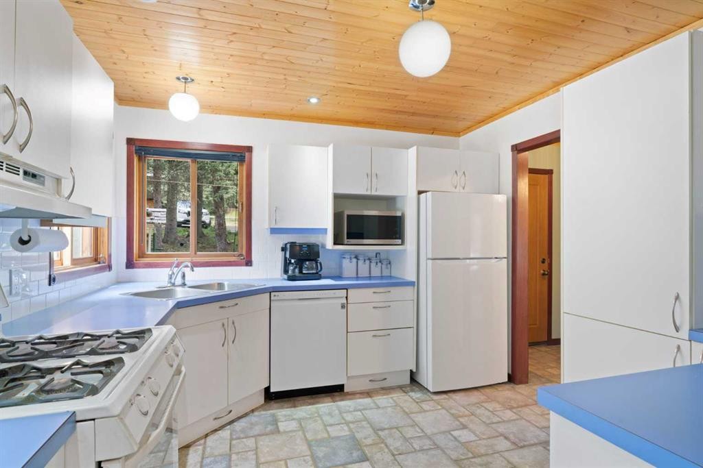 5 Eagle Drive, Waiparous, AB - Indoor Photo Showing Kitchen With Double Sink