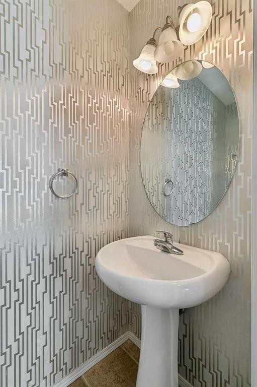 208 Everridge Way Sw, Calgary, AB - Indoor Photo Showing Bathroom